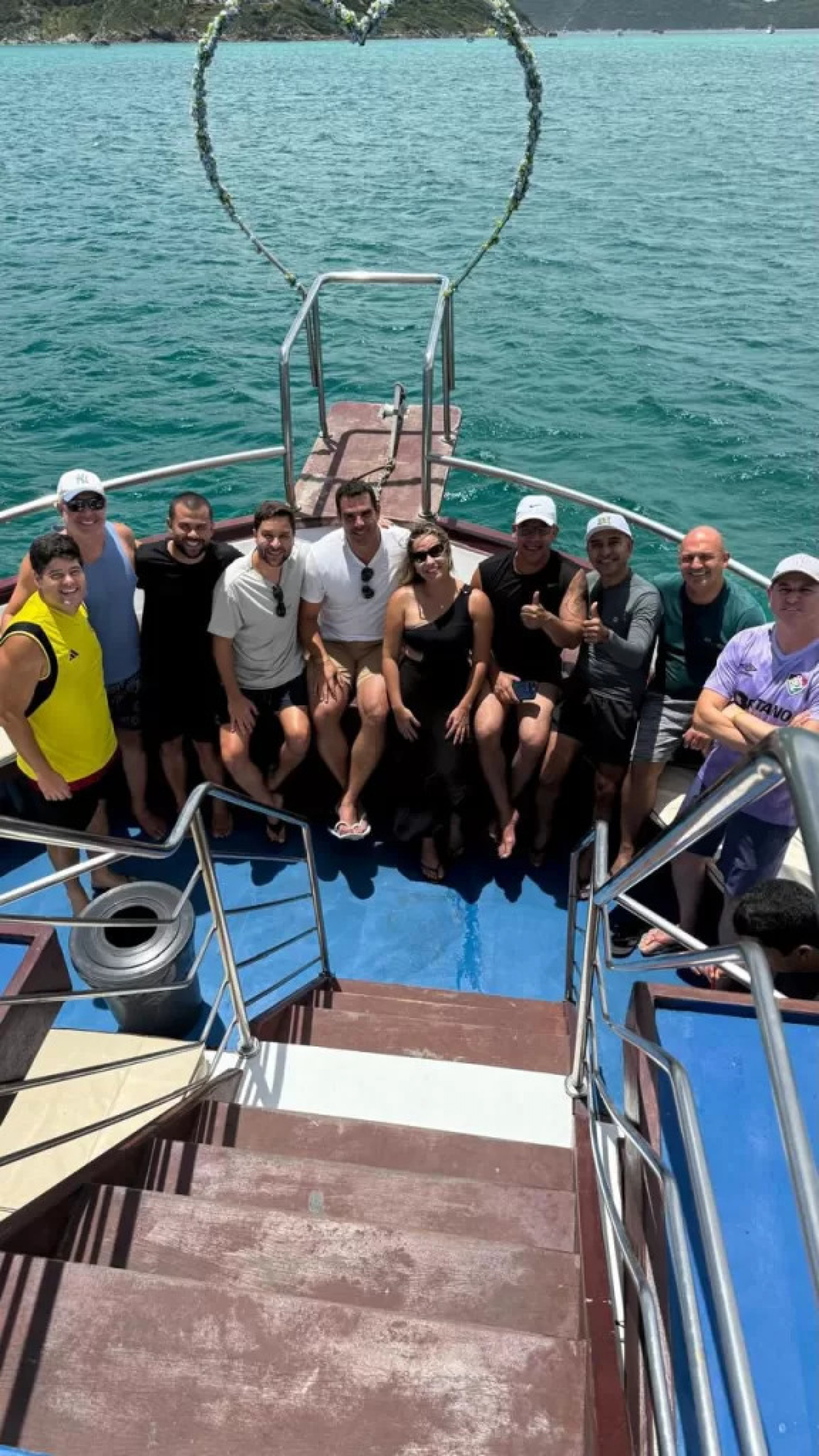 O prefeito de Arraial do Cabo, Marcelo Magno (PL), anfitri&atilde;o do encontro, recebeu a prefeita de Araruama, Daniela Soares (MDB), o chefe do Executivo de Iguaba Grande, Fabinho Costa (CID), acompanhado do ex-prefeito Vantoil Martins; F&aacute;bio do Pastel (PL), prefeito de S&atilde;o Pedro da Aldeia, com o chefe de gabinete, Fernando Frauches; o vice-prefeito de Arraial, Diego Silveira, e o secret&aacute;rio de Educa&ccedil;&atilde;o, Bernardo Alc&acirc;ntara; al&eacute;m do vice-governador do Rio de Janeiro, Tiago Pampolha  - Reprodu&ccedil;&atilde;o