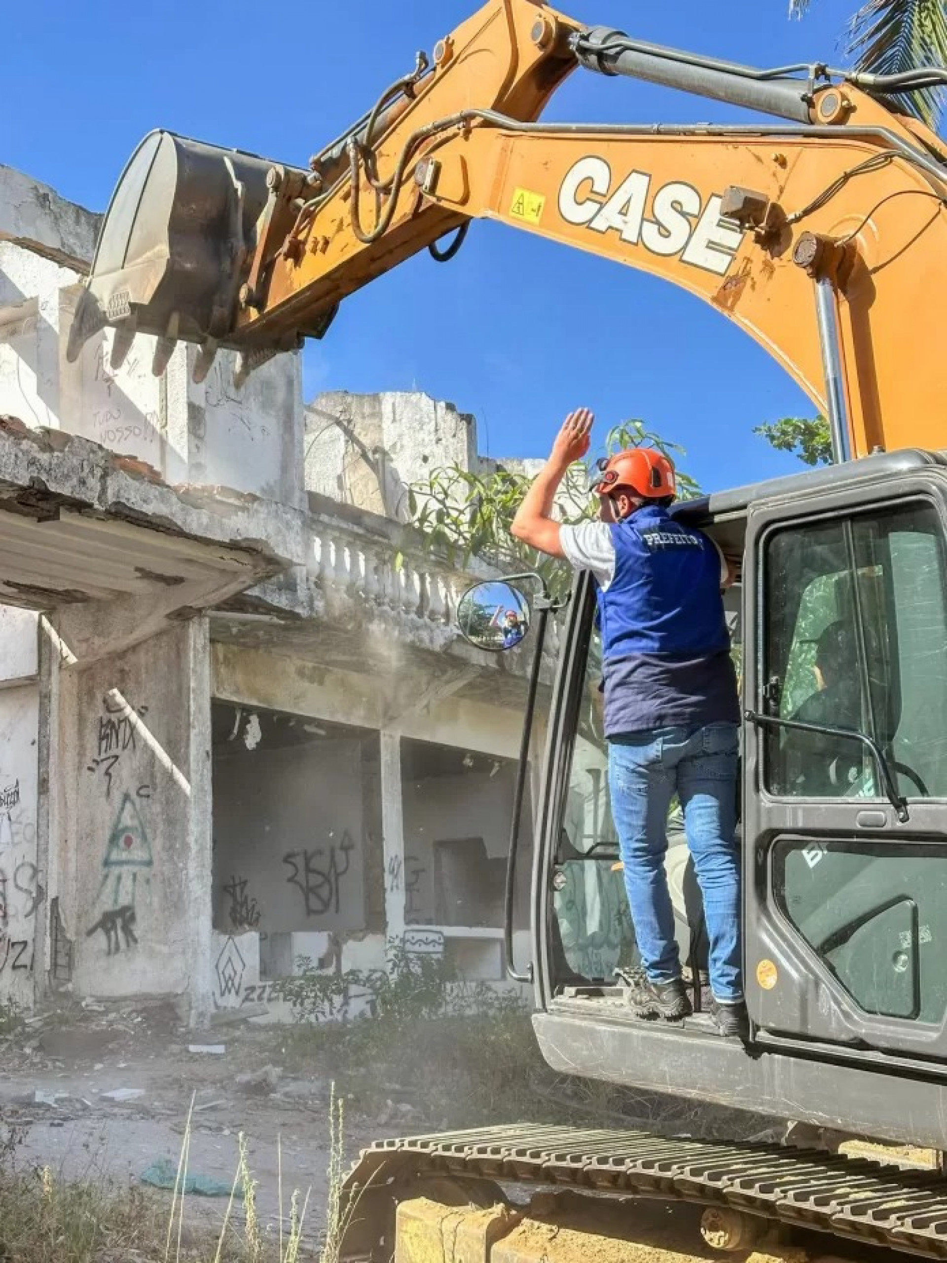 Demolição das ruínas do antigo Hotel Acapulco