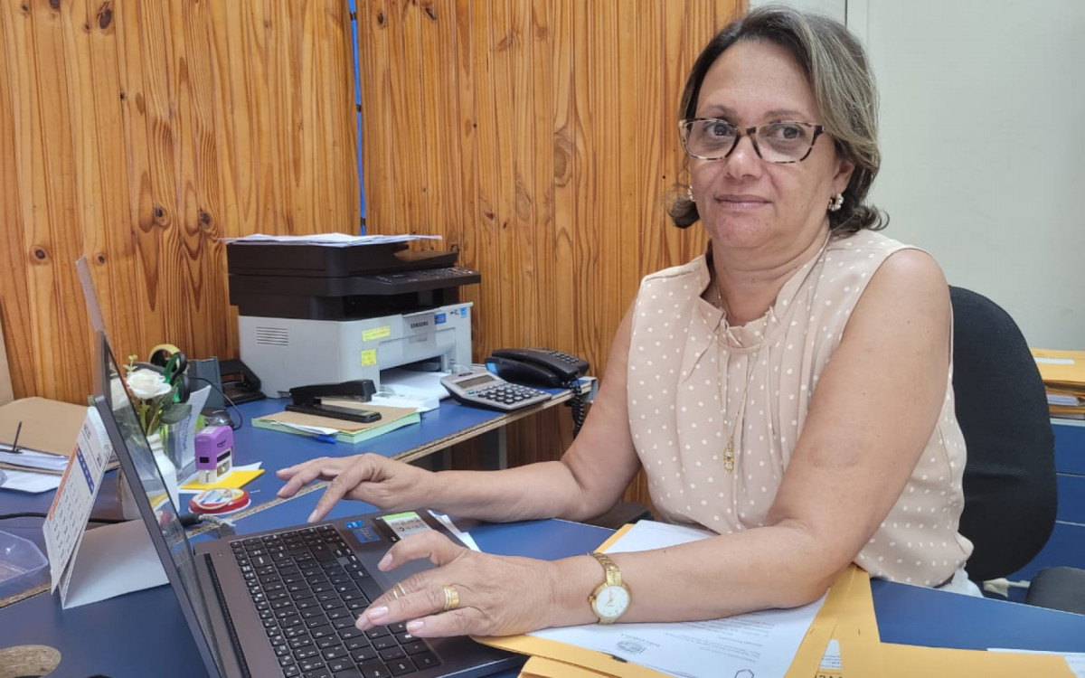 Secretária de Administração Elaine Gazeta