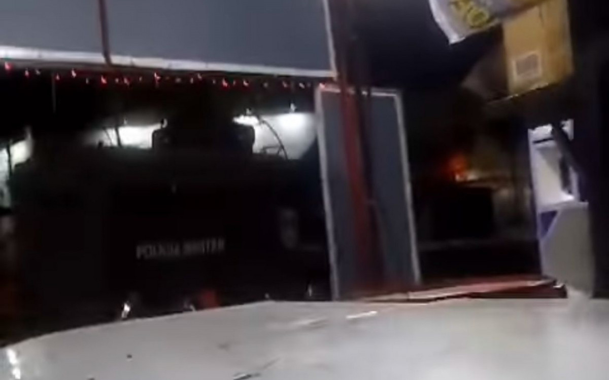 Blindado da Polícia Militar circula pela Vila Kennedy durante operação