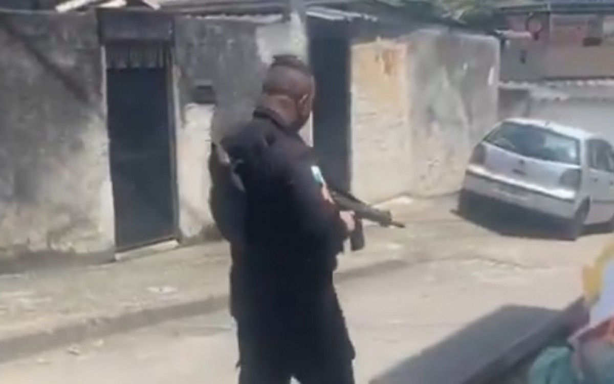 Moradores realizaram protesto contra ação da PM na Vila Kennedy