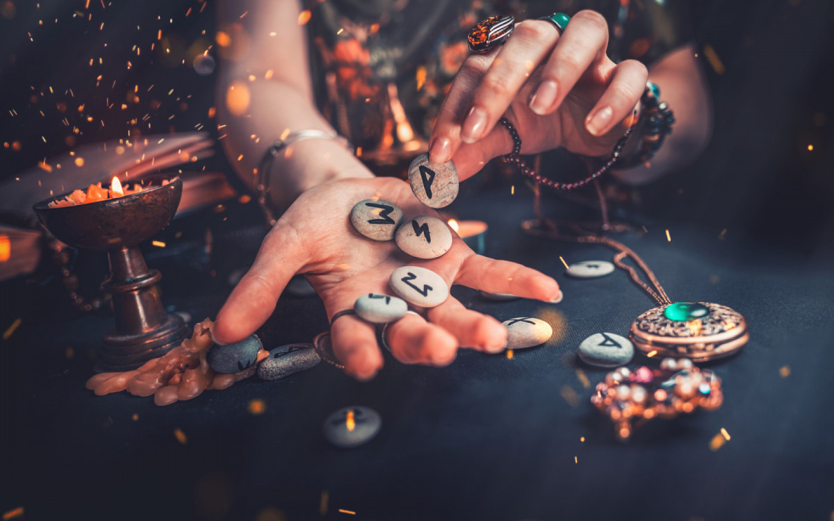 As runas podem ser usadas para ajudar a entender situa&ccedil;&otilde;es e responder a perguntas (Imagem: STEKLO | Shutterstock)
