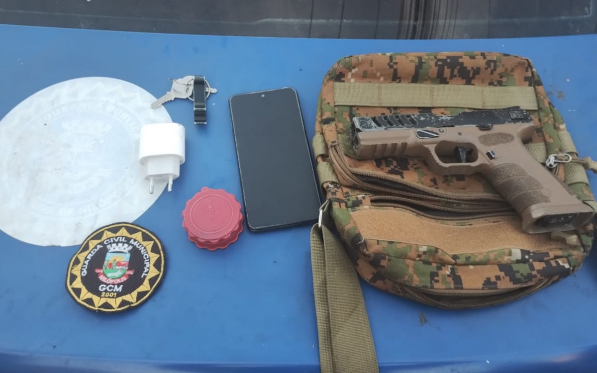 O telefone celular roubado e a réplica de pistola apreendida com a dupla presa em Nilópolis