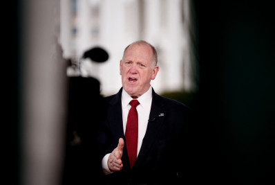 Czar da fronteira de Trump pede ao Papa que 'se concentre na Igreja Católica'