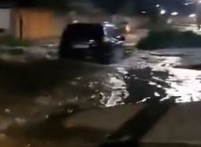 Vídeo: tampa de tubulação quebra e água invade casas em Nova Iguaçu