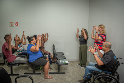 Secretaria de Assistência Social atende pessoas surdas com intérprete de Libras