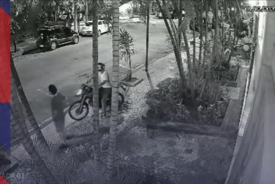 Vídeo: pedestre é atropelado por assaltante de moto na Zona Sul