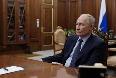 Rússia bombardeia infraestrutura da Ucrânia enquanto drones ucranianos atingem refinaria russa