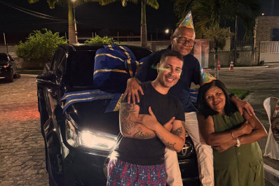 Carlinhos Maia presenteia pai com carrão de luxo