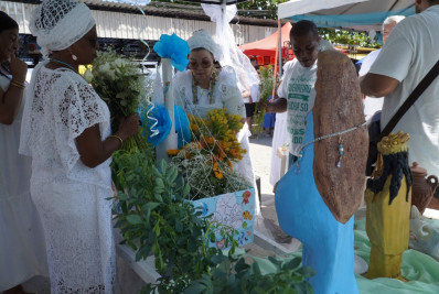 Gonçalenses celebram 17ª edição do Presente de Iemanjá na Praia das Pedrinhas