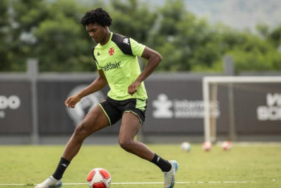 Jovens da base do Vasco treinam com os profissionais e são observados por Diniz