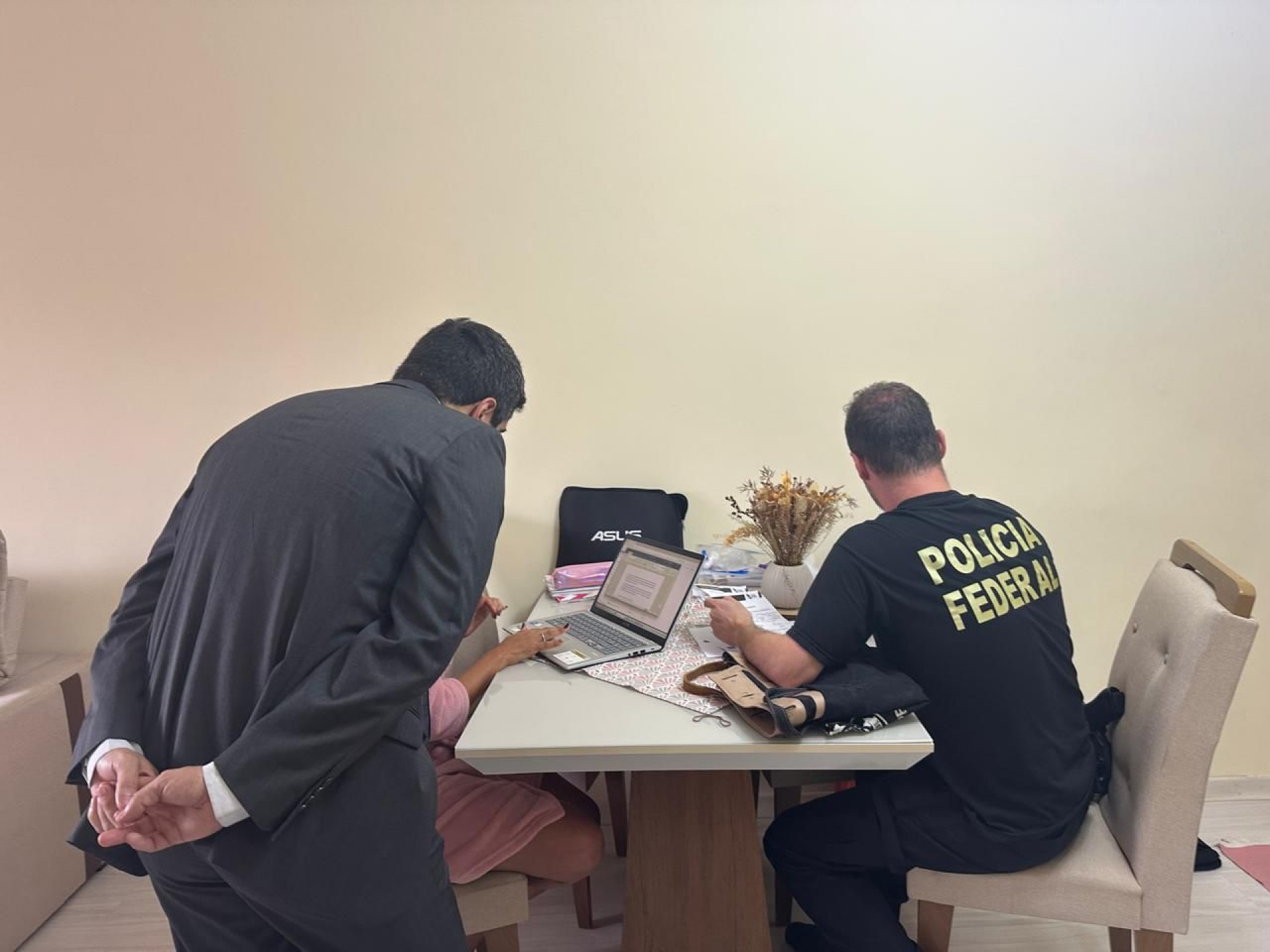 Agentes da PF cumpriram quatro mandados de prisão e 42 de busca e apreensão - Divulgação/Polícia Federal