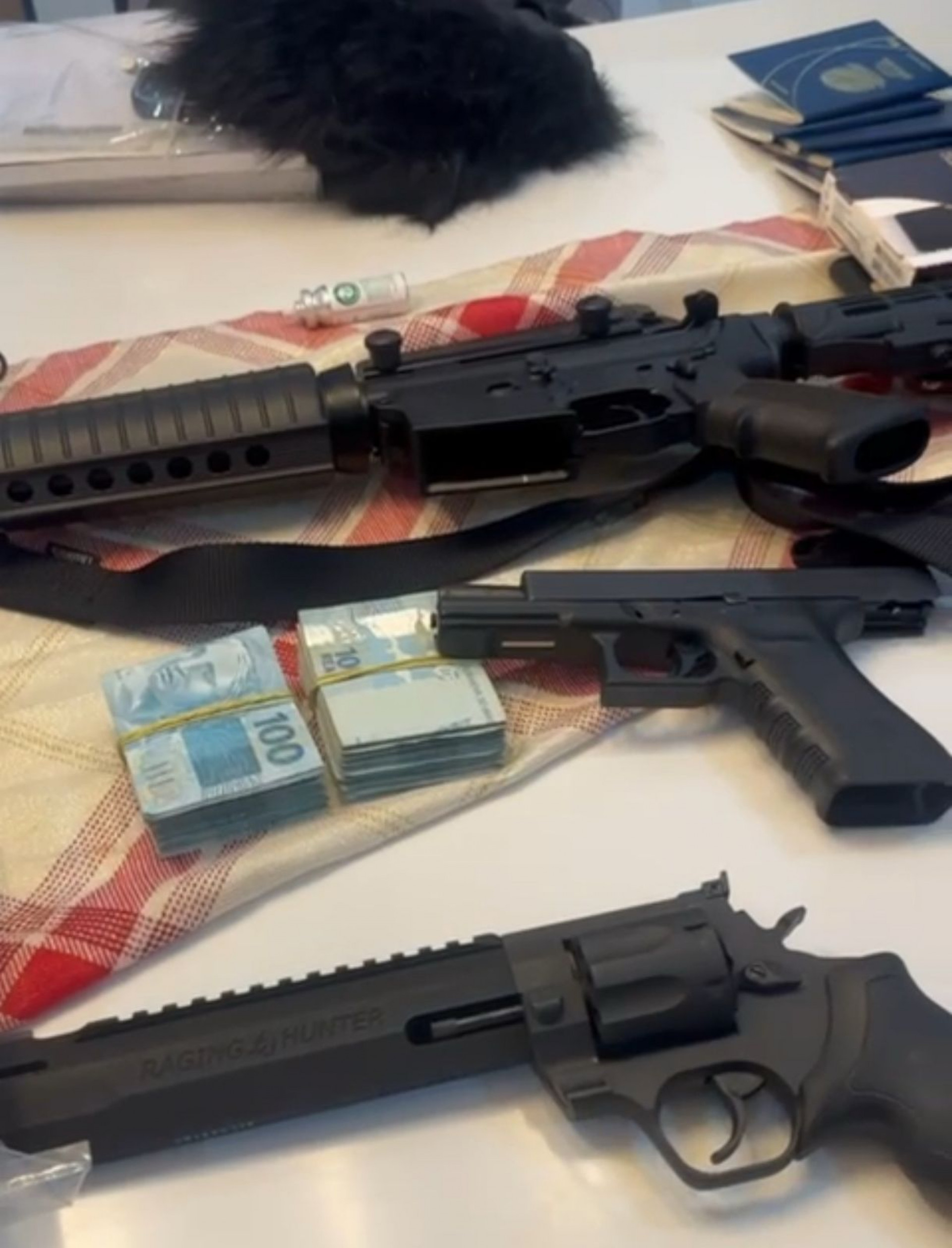 Agentes da PF cumpriram quatro mandados de prisão e 42 de busca e apreensão - Divulgação/Polícia Federal