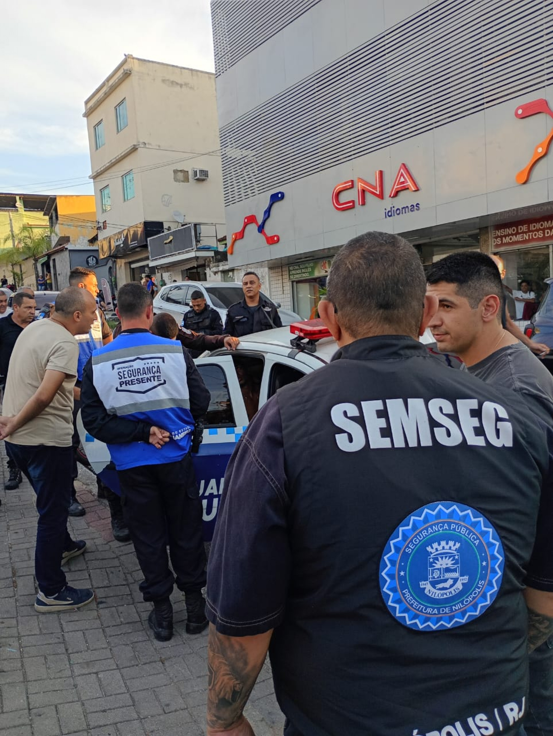 A opera&ccedil;&atilde;o conjunta de Integra&ccedil;&atilde;o da SEMSEG de Nil&oacute;polis com equipes da 57&ordf; DP e policiais militares Seguran&ccedil;a Presente prenderam a dupla de assaltantes - Divulga&ccedil;&atilde;o / PMN