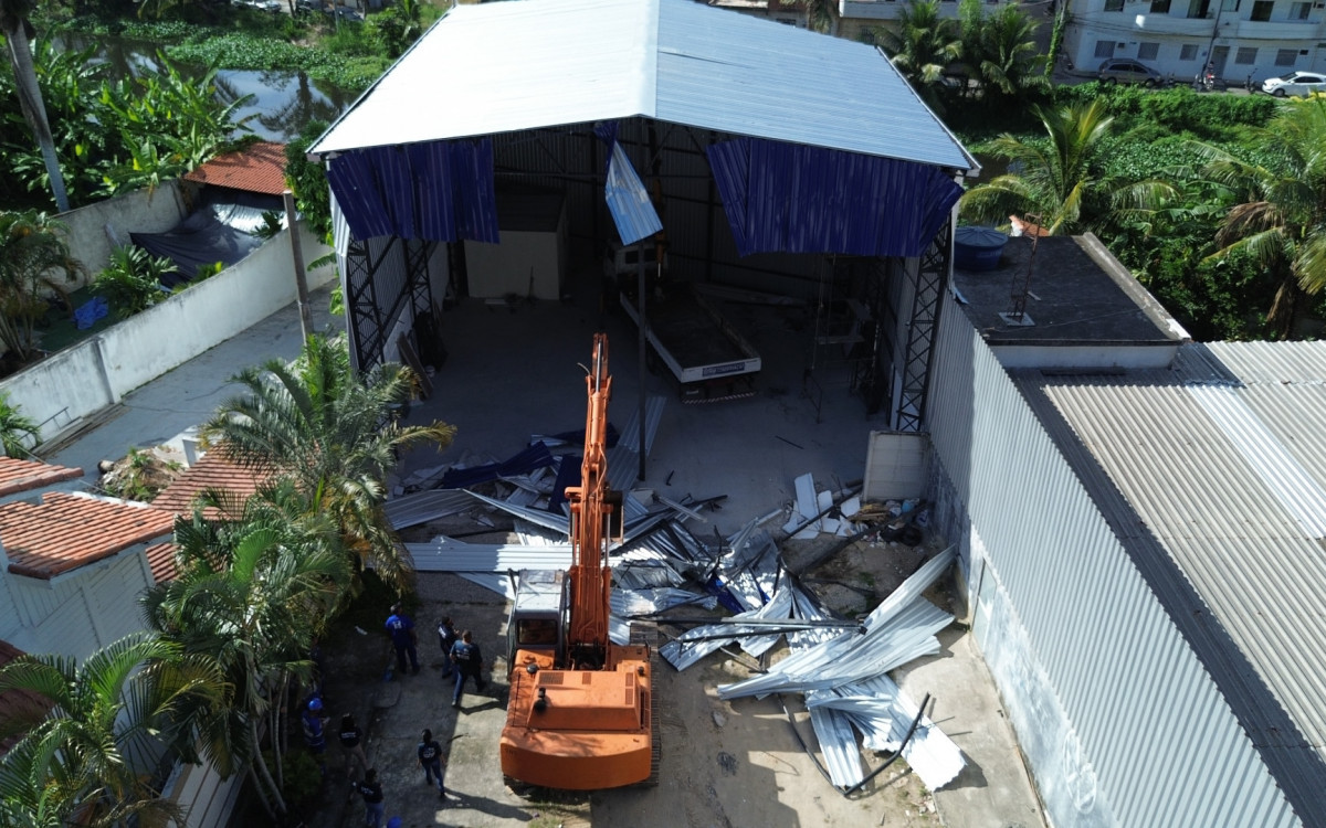 Retroescavadeira auxilia na demolição do imóvel de 330m² - Divulgação / Seop