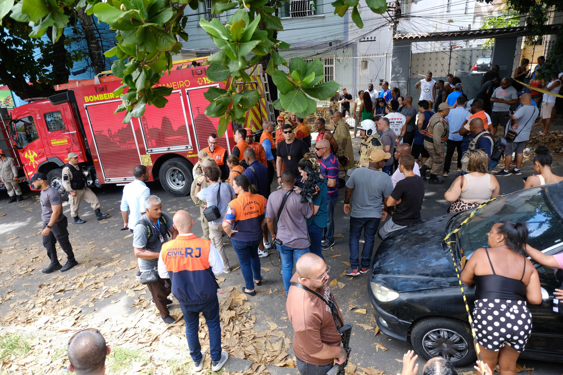 Equipes do Corpo de Bombeiros resgataram 21 pessoas de inc&ecirc;ndio em f&aacute;brica de tecidos
 - Pedro Teixeira/Ag&ecirc;ncia O Dia