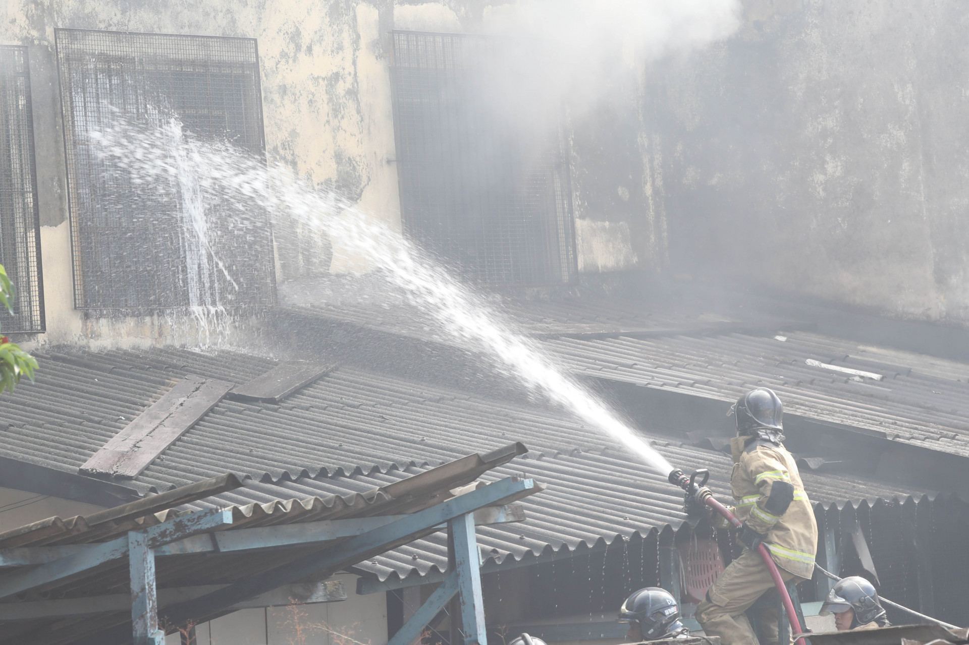 Equipes do Corpo de Bombeiros resgataram 21 pessoas de inc&ecirc;ndio em f&aacute;brica de tecidos
 - Pedro Teixeira/Ag&ecirc;ncia O Dia