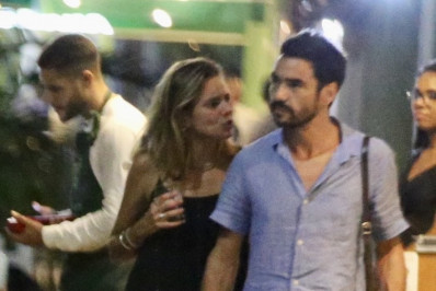 Caio Blat surge aos beijos com loira após término com Luisa Arraes