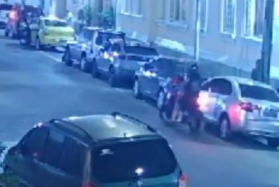 Mulheres são assaltadas por motoqueiro armado em rua no Flamengo