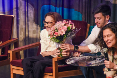 Laura Cardoso recebe homenagem durante pré-estreia de filme em São Paulo