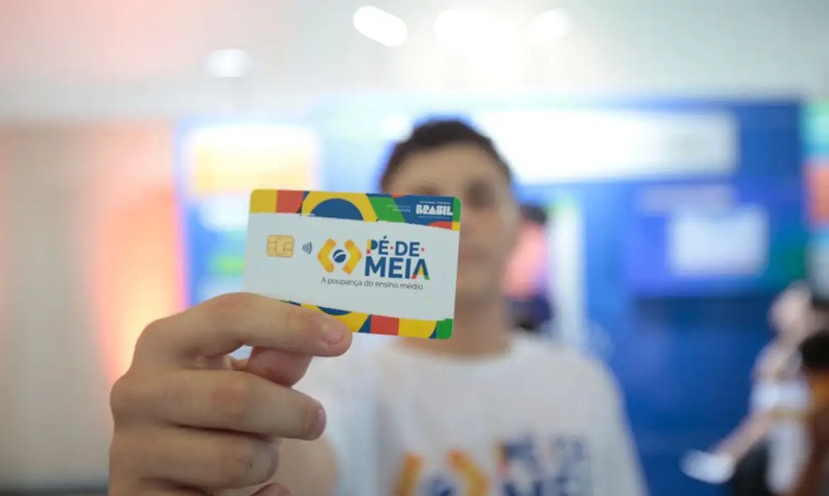 Estudantes do Pé-de-Meia poderão escolher como investir o incentivo de R$ 1 mil pelo app Caixa Tem