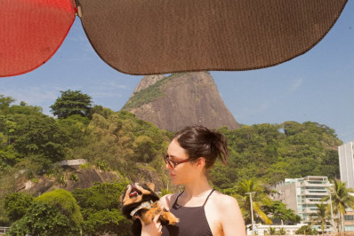 Isabelle Drummond compartilha fotos em praia do Rio