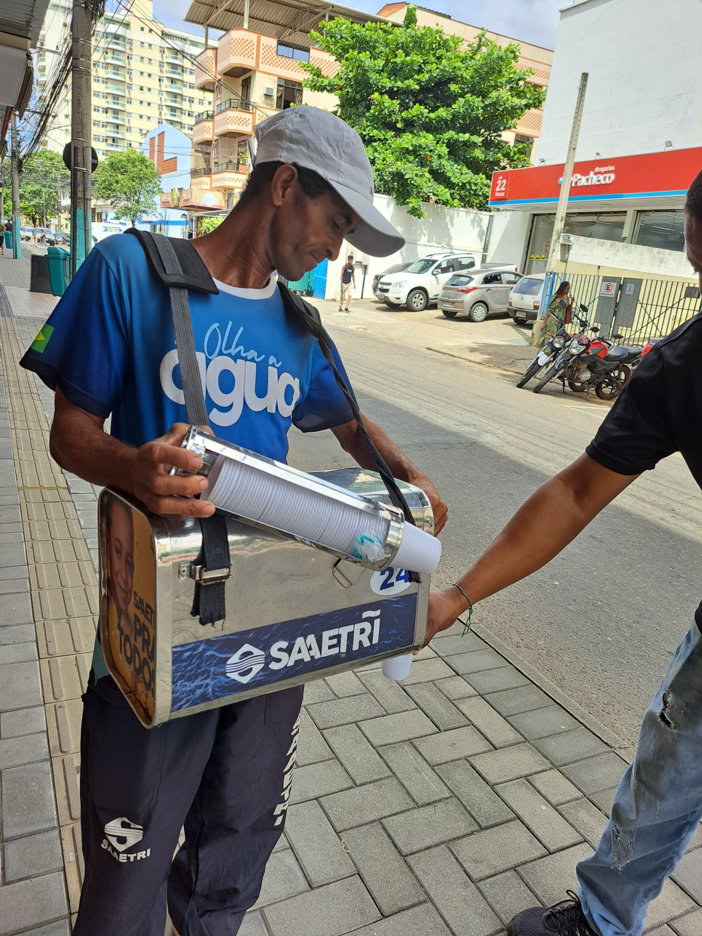 Aguadeiros ficam posicionados em pontos de grande movimentação na cidade