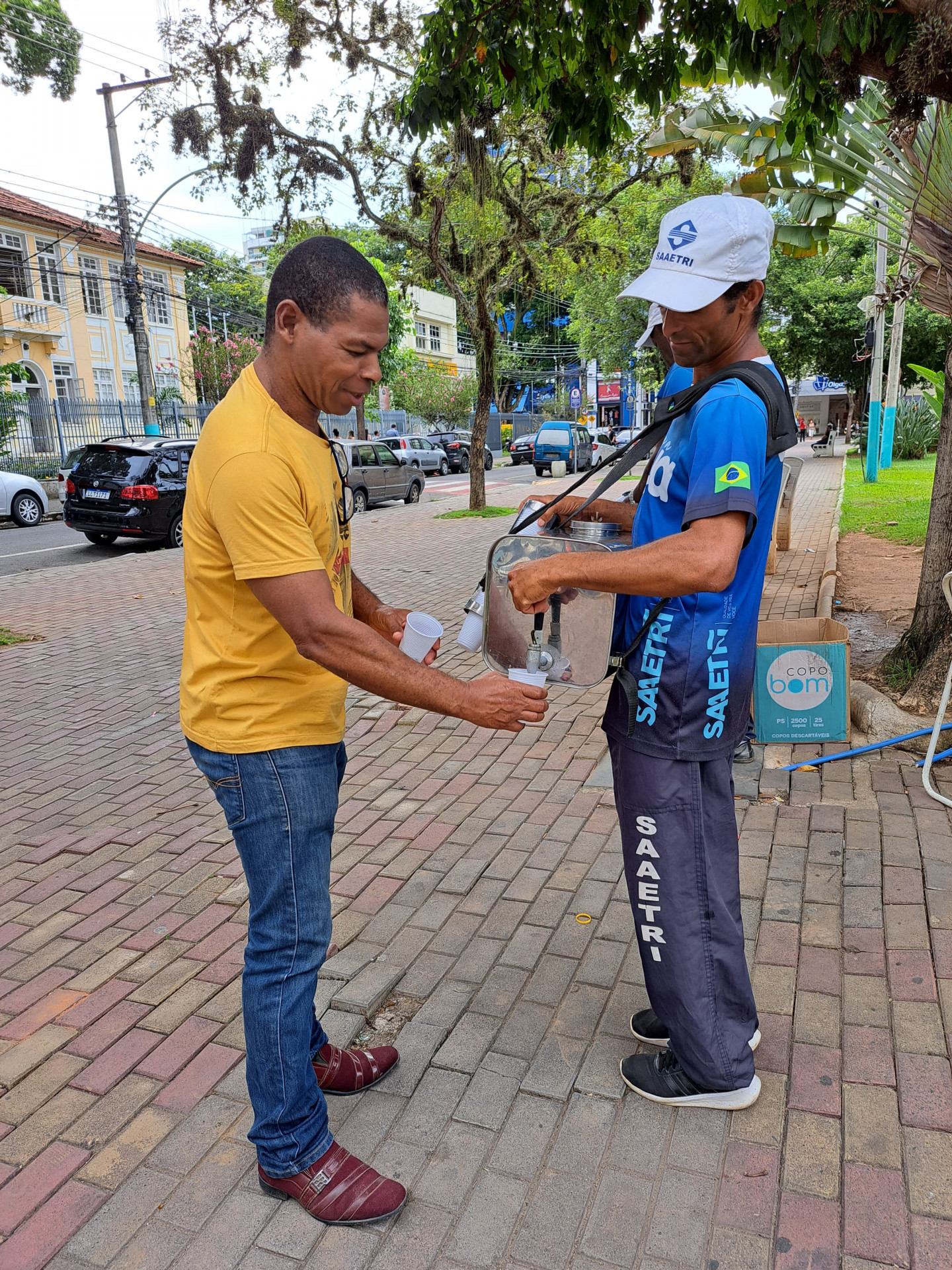 Aguadeiros ficam posicionados em pontos de grande movimentação na cidade
