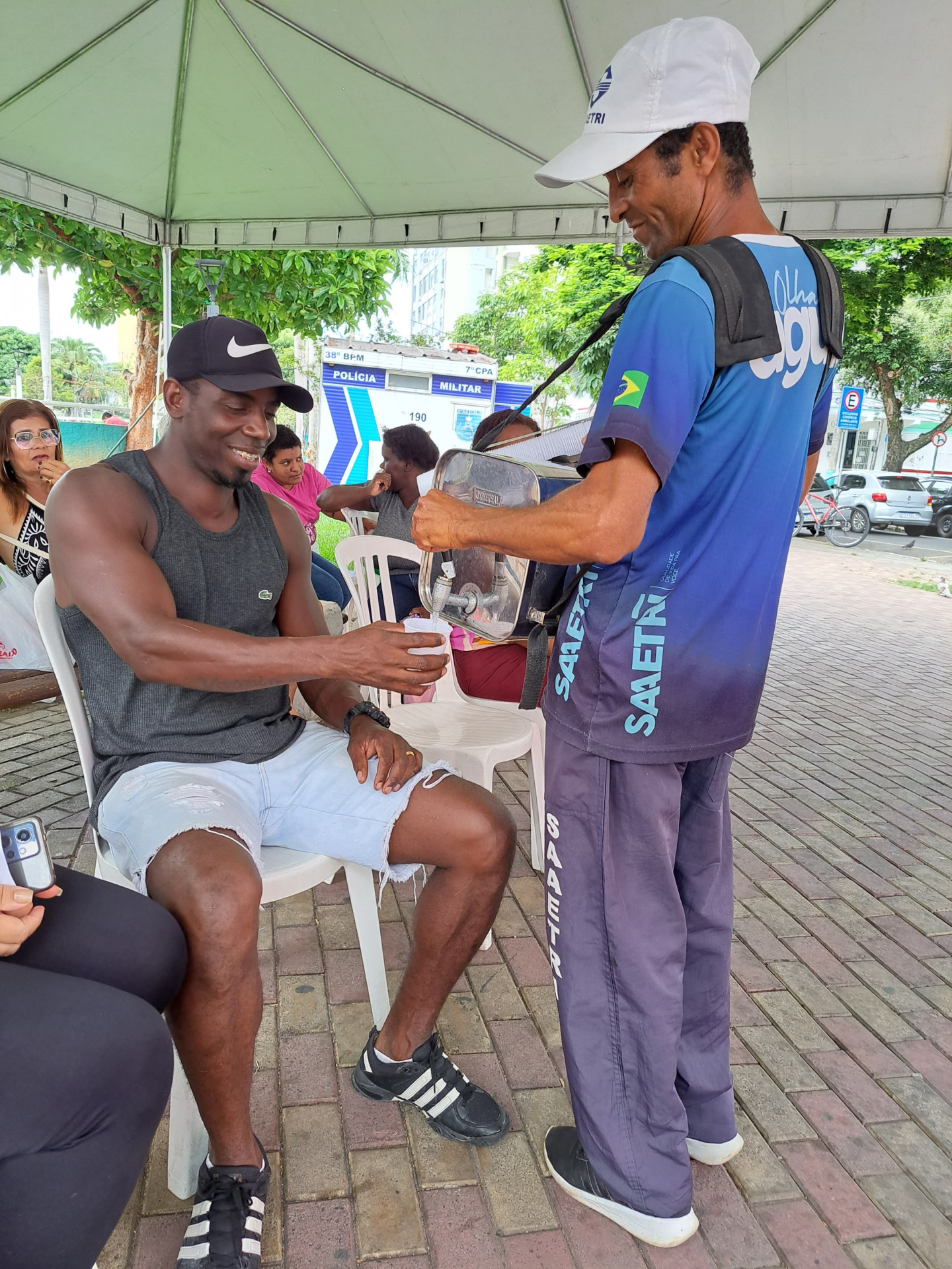 Aguadeiros ficam posicionados em pontos de grande movimentação na cidade