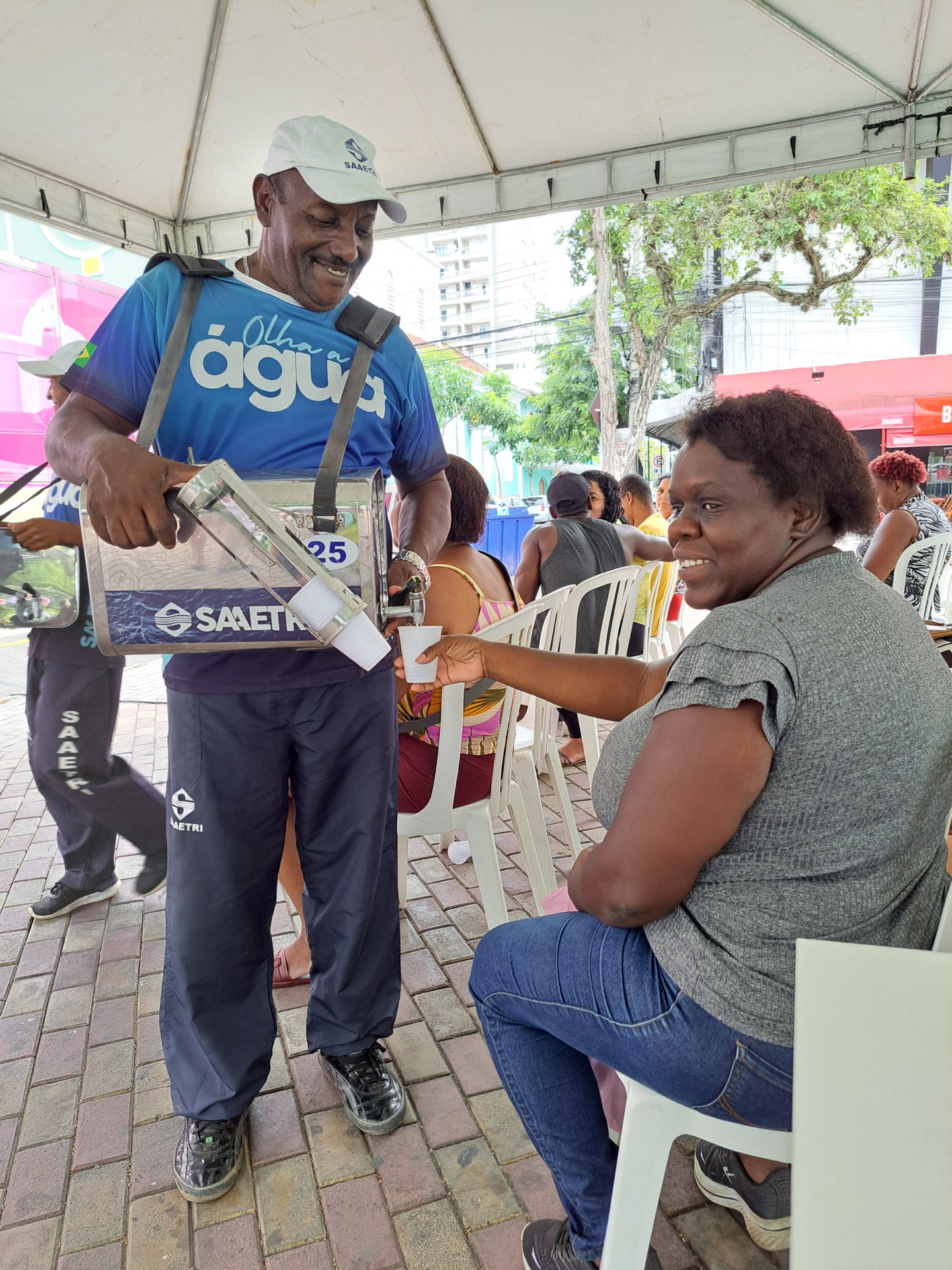 Aguadeiros ficam posicionados em pontos de grande movimentação na cidade