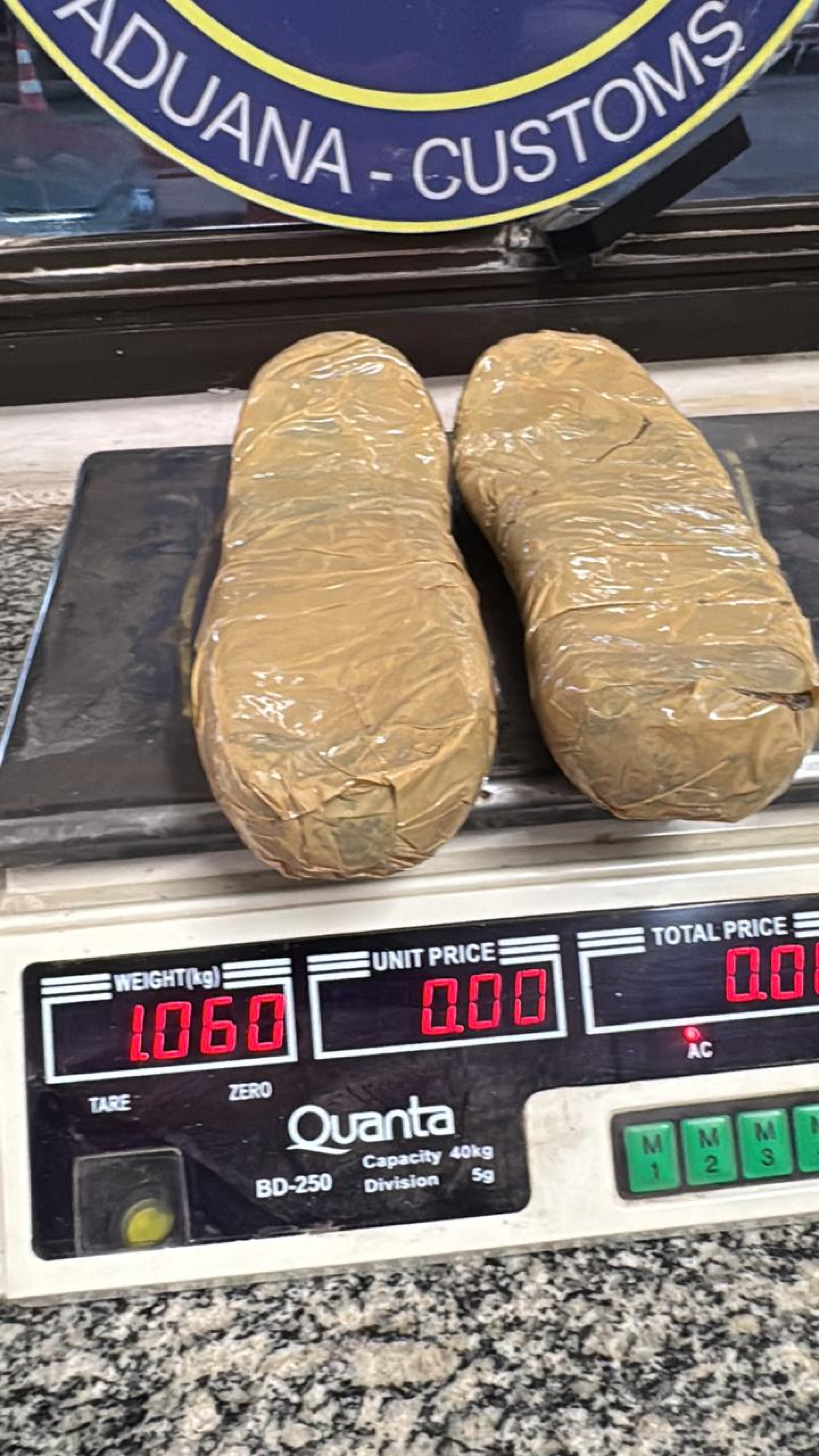 Ao todo, foram encontrados 9 kg de cocaína dentro de outros objetos pessoais - Divulgação/Receita Federal