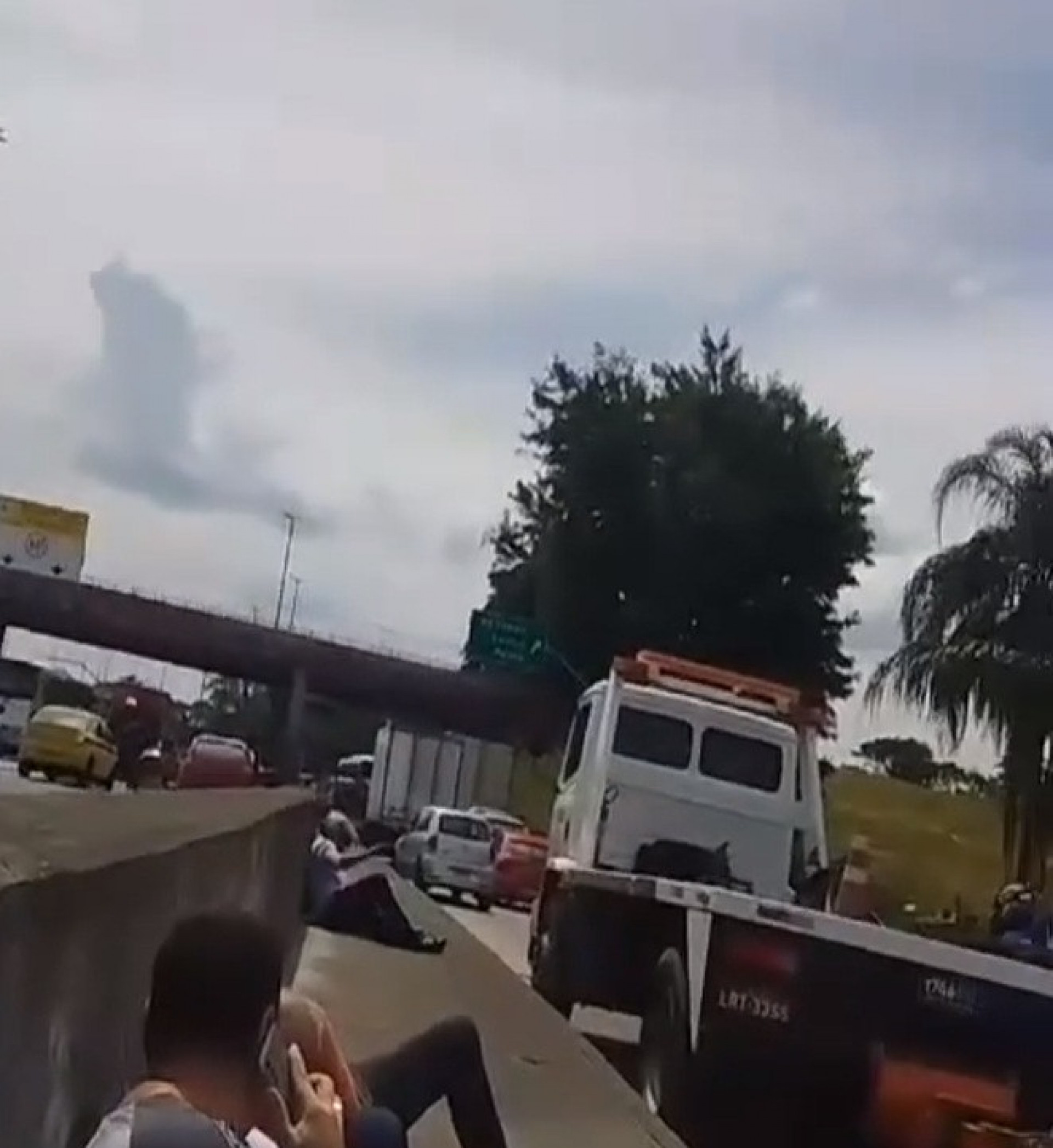 Motorista buscaram se proteger entre os carros na Avenida Brasil durante o tiroteio