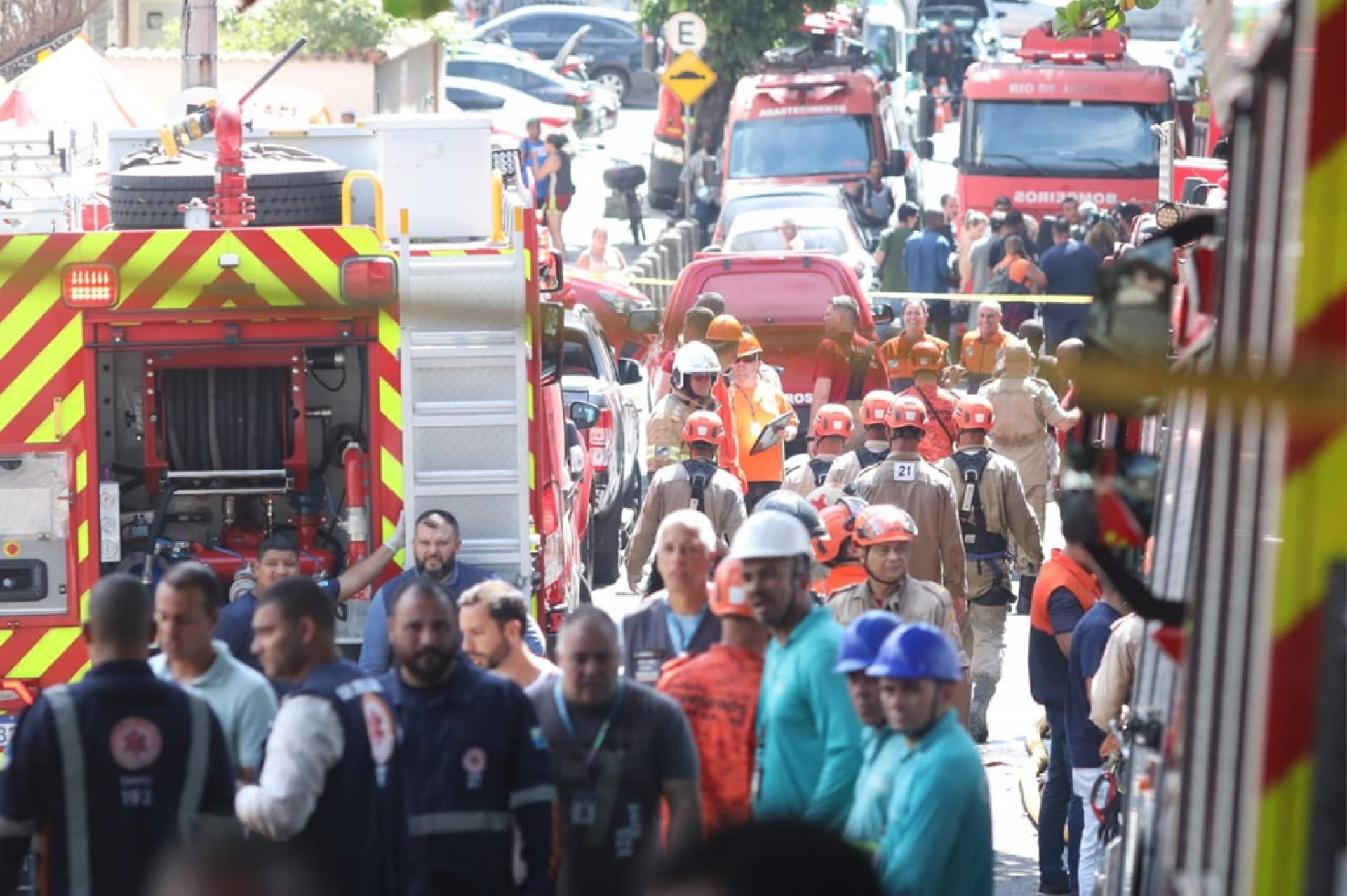 Diversas viaturas da Samu e do Corpo de Bombeiros foram at&eacute; o local - Pedro Ivo/Ag&ecirc;ncia O Dia
