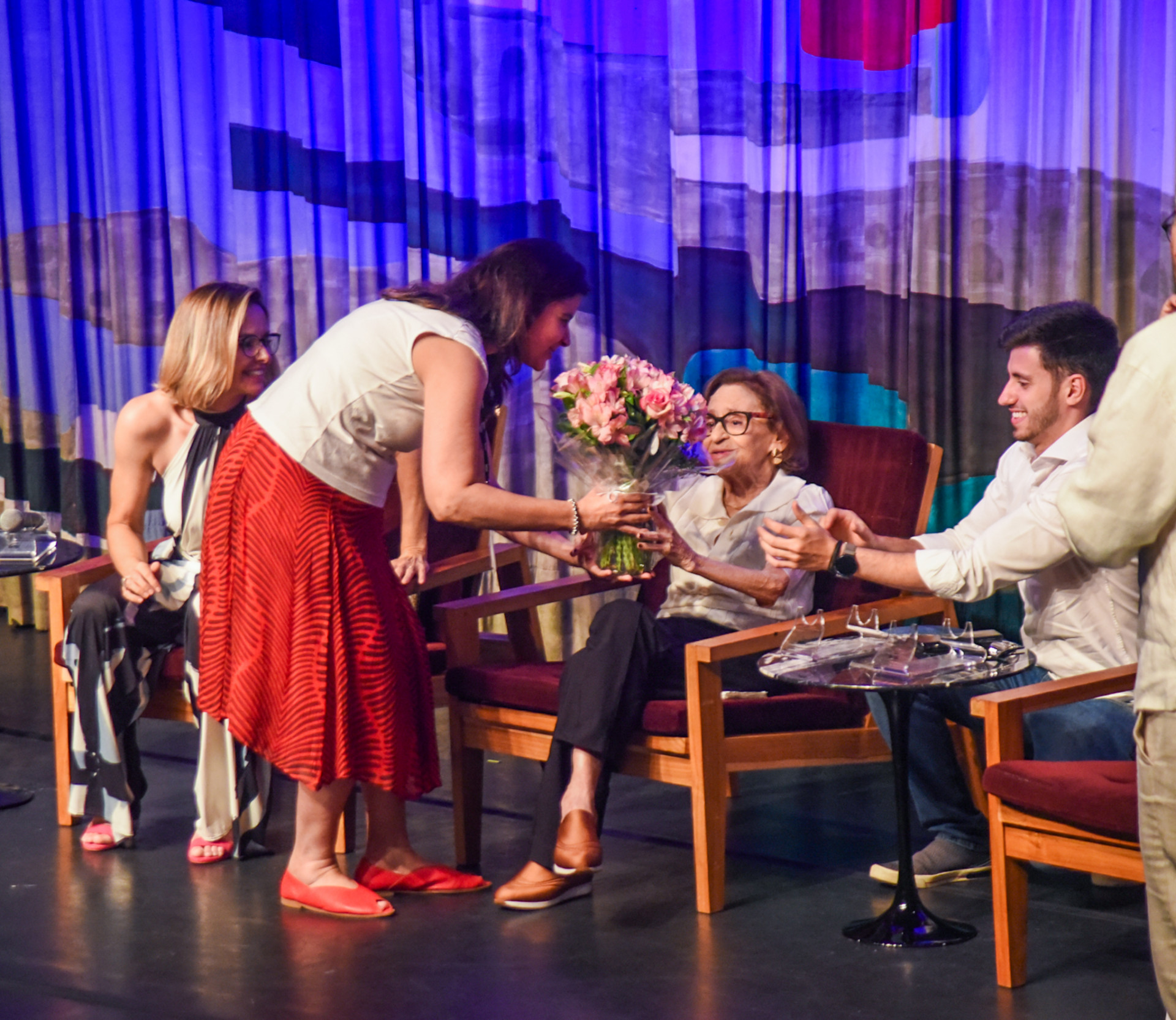 Laura Cardoso recebeu buquê de flores  - Edu Araujo/Agnews