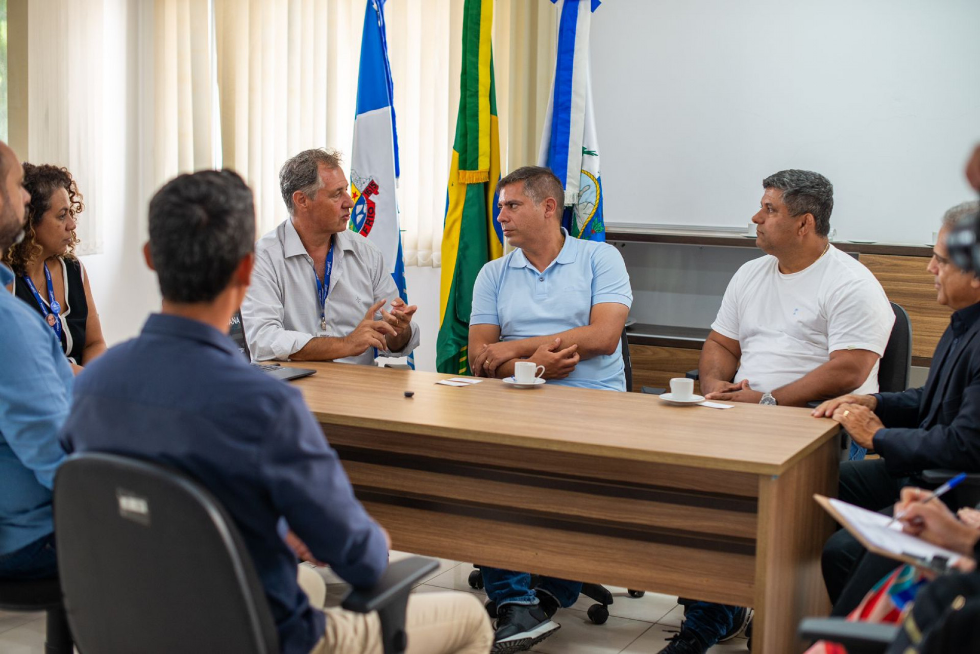 A formalização da parceria ocorreu no gabinete do prefeito, com a presença do secretário de Mobilidade Urbana, Josias da Swell, do presidente da Firjan Leste Fluminense, Ricardo Fernando Guadagnin, e do arquiteto, urbanista e especialista da Firjan, Luiz Gustavo Guimarães, além da equipe técnica da entidade - Mari Ricci/SECOM