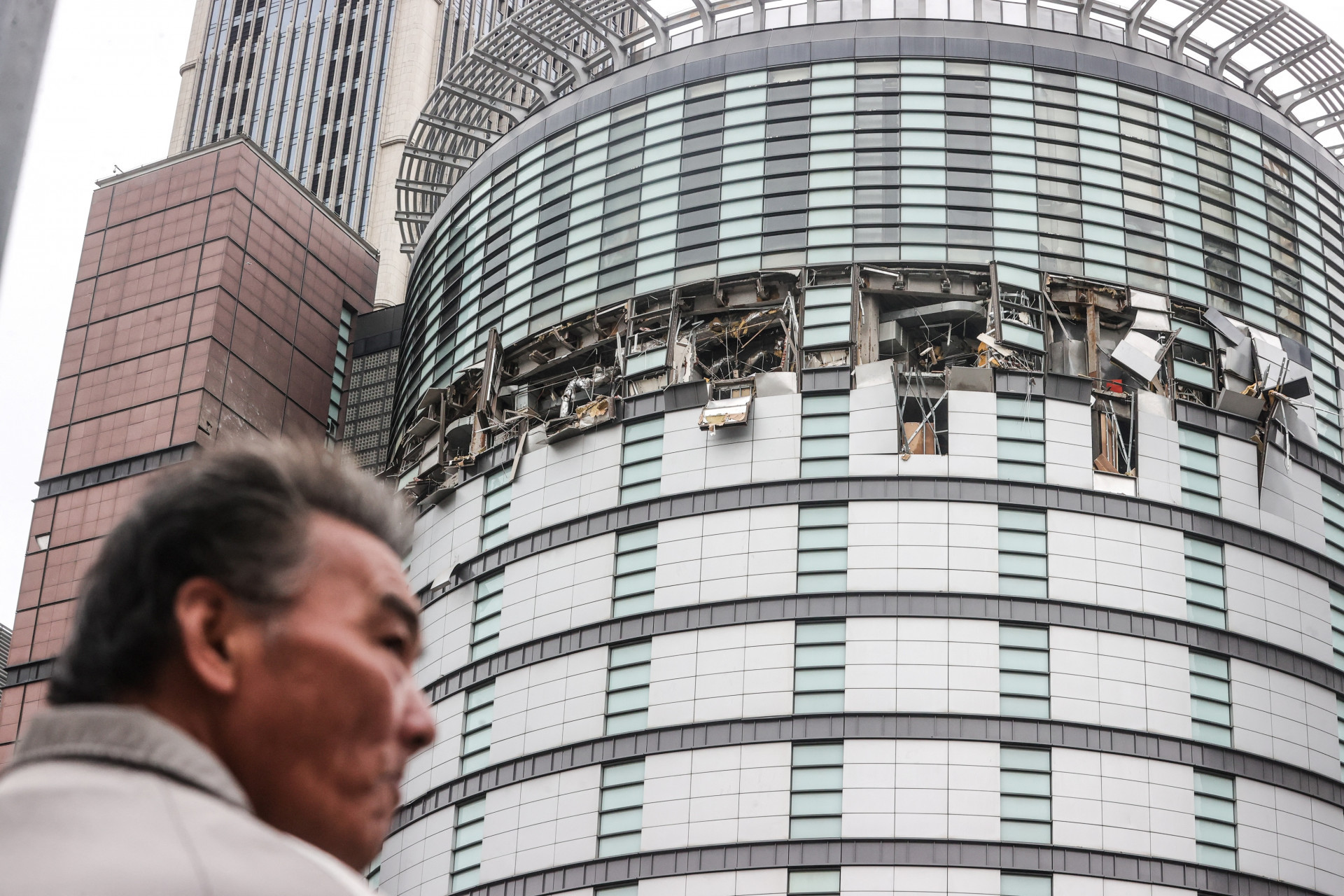 Explosão chamou a atenção de pessoas na rua - AFP