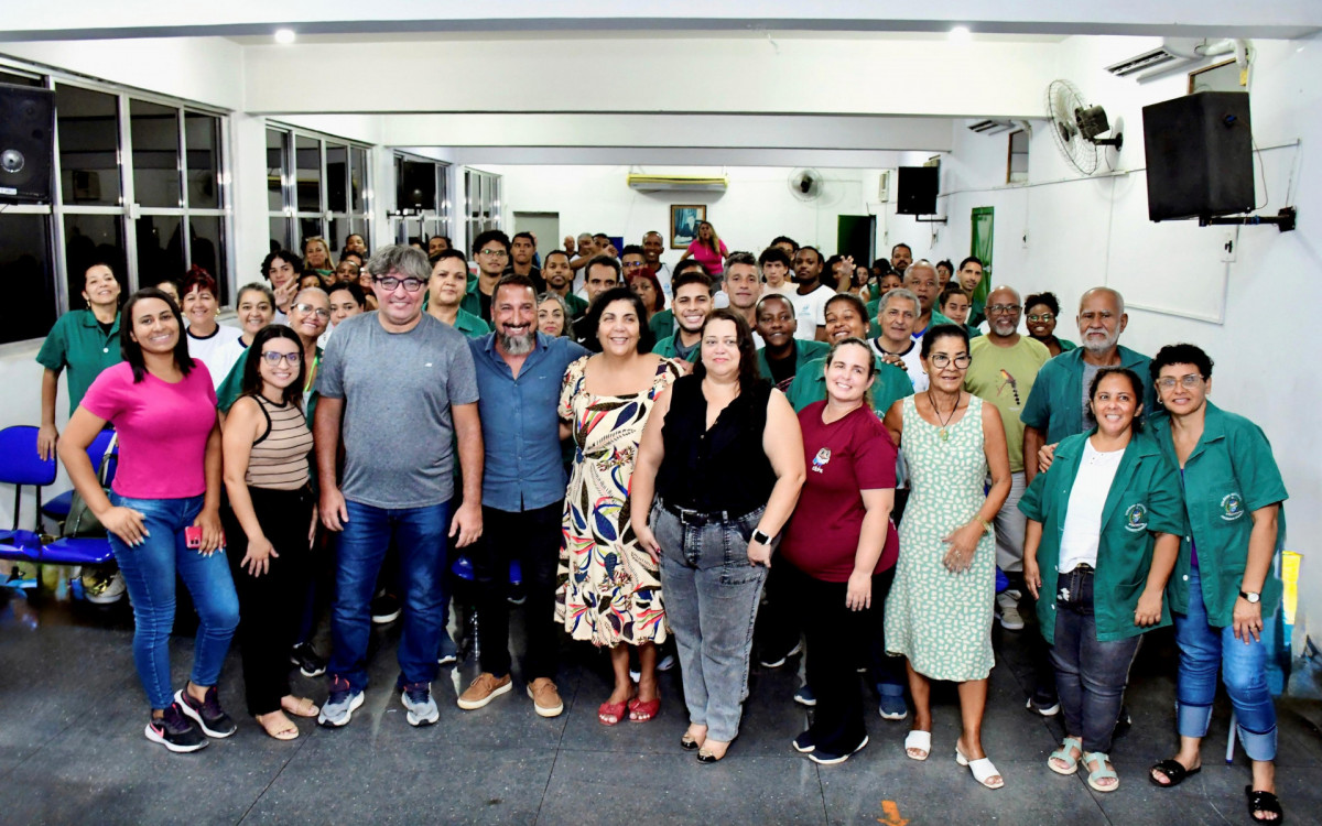 O secretário Flavio Gonçalves com alunos e professores do Presidente Kennedy