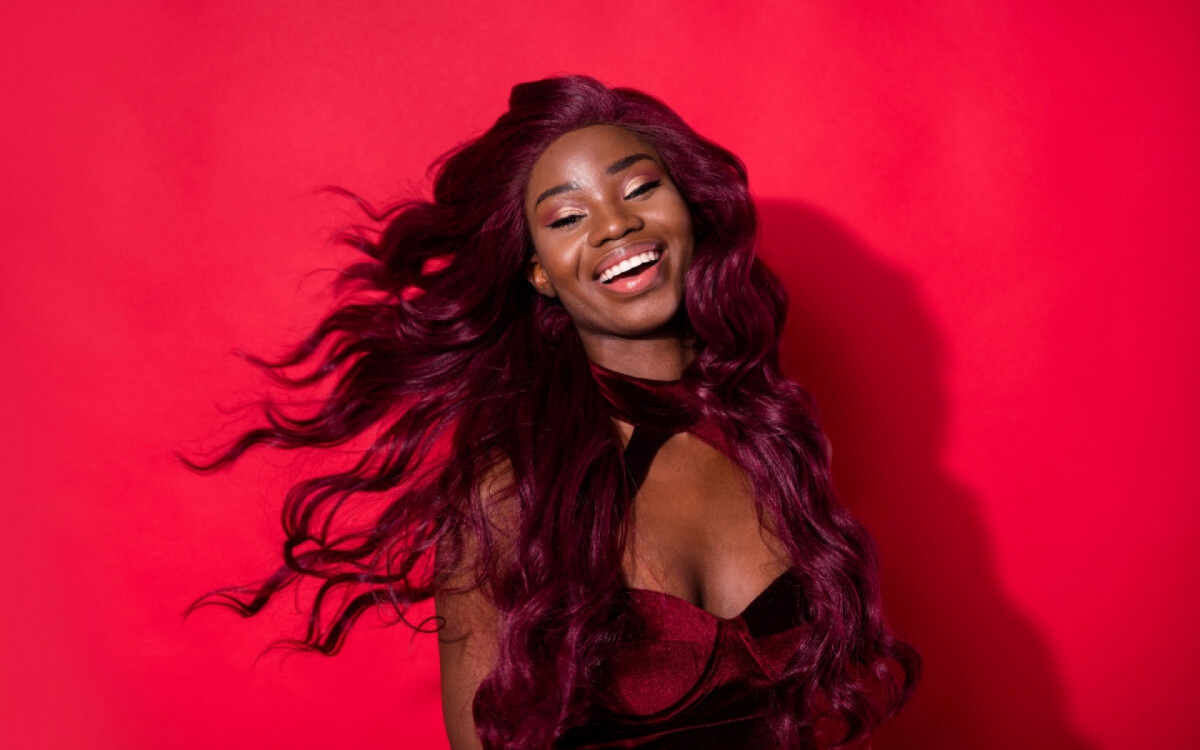 Vermelho-cereja &eacute; a nova tend&ecirc;ncia para os cabelos (Imagem: Roman Samborskyi | Shutterstock)