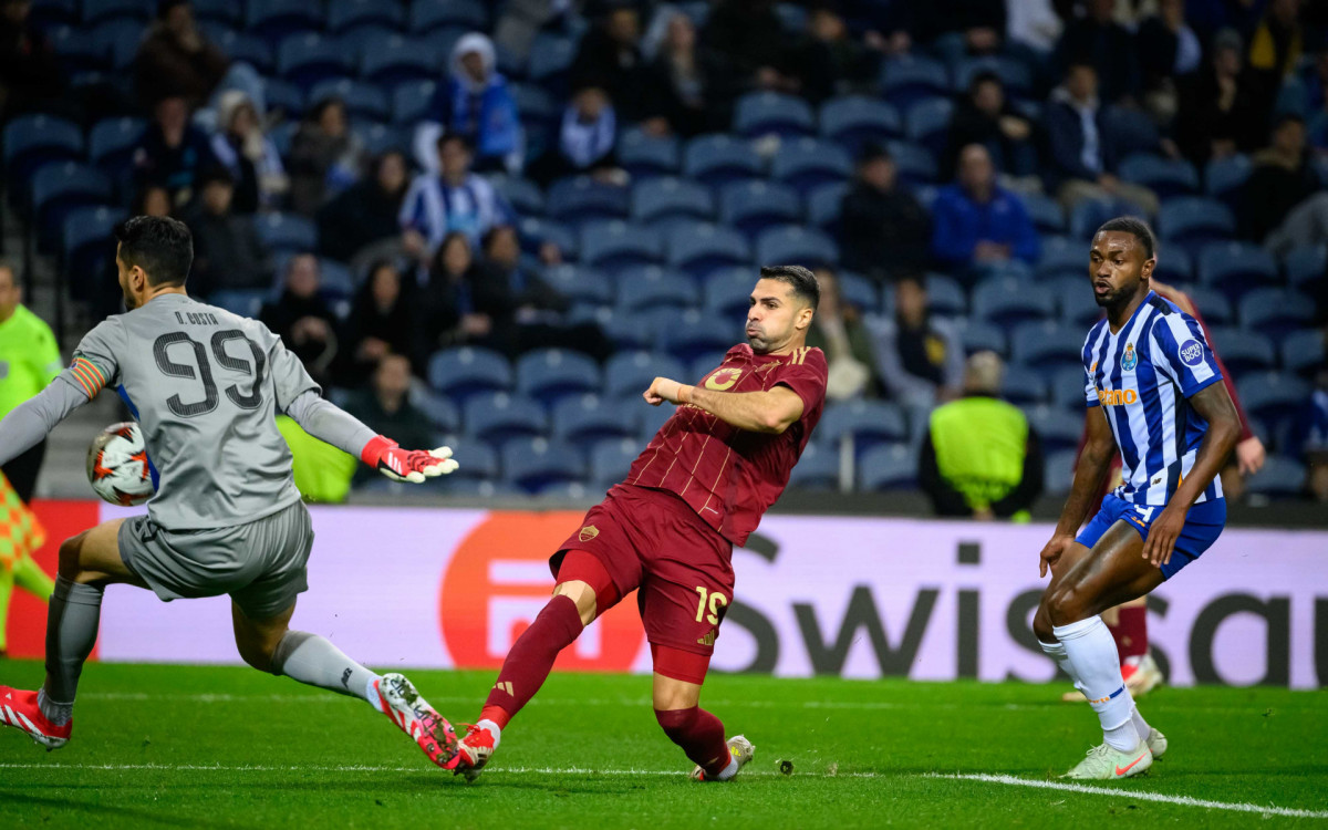 Gol da Roma contra o Porto