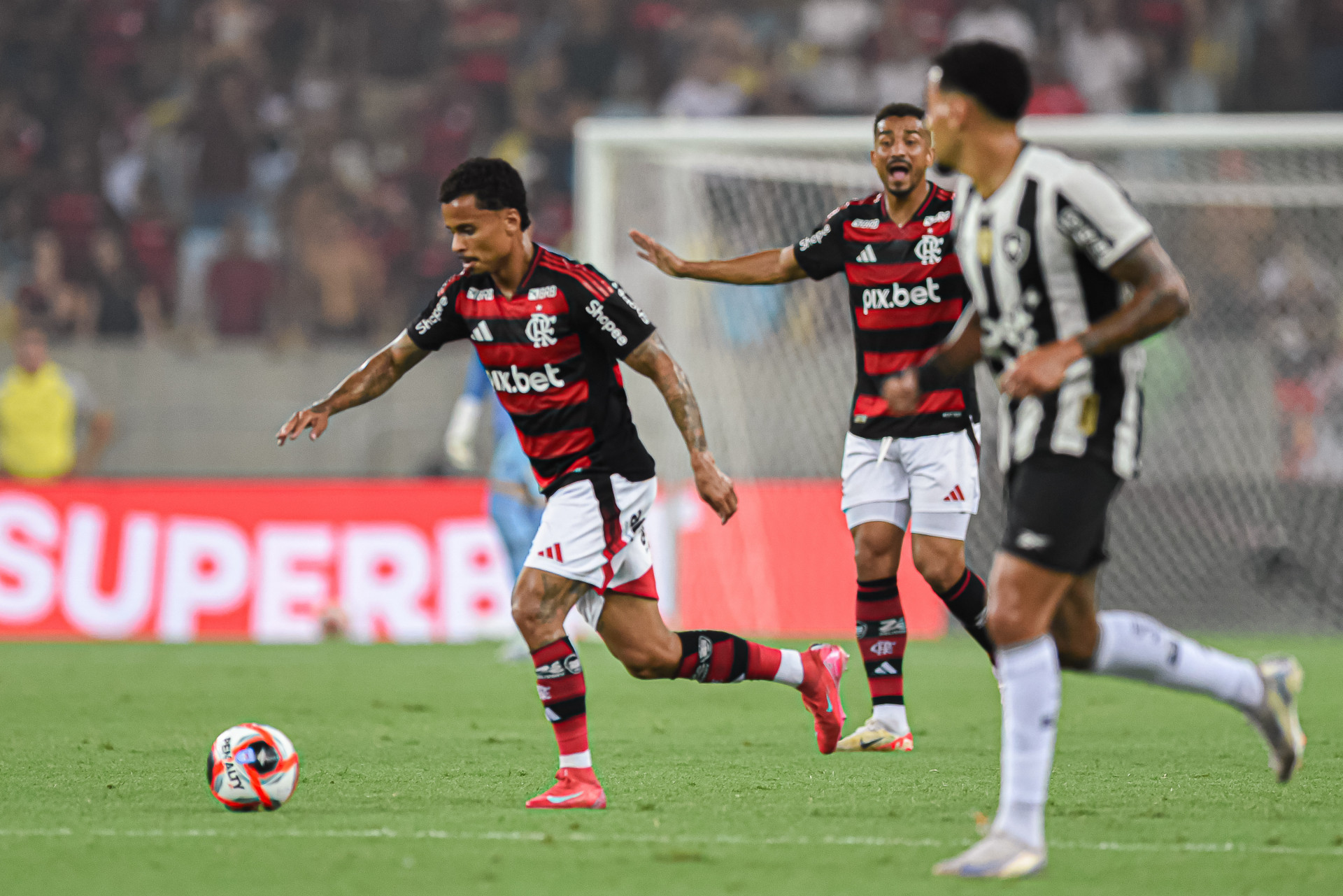 Allan em a&ccedil;&atilde;o no cl&aacute;ssico entre Flamengo e Botafogo - Gilvan de Souza e Paula Reis / Flamengo