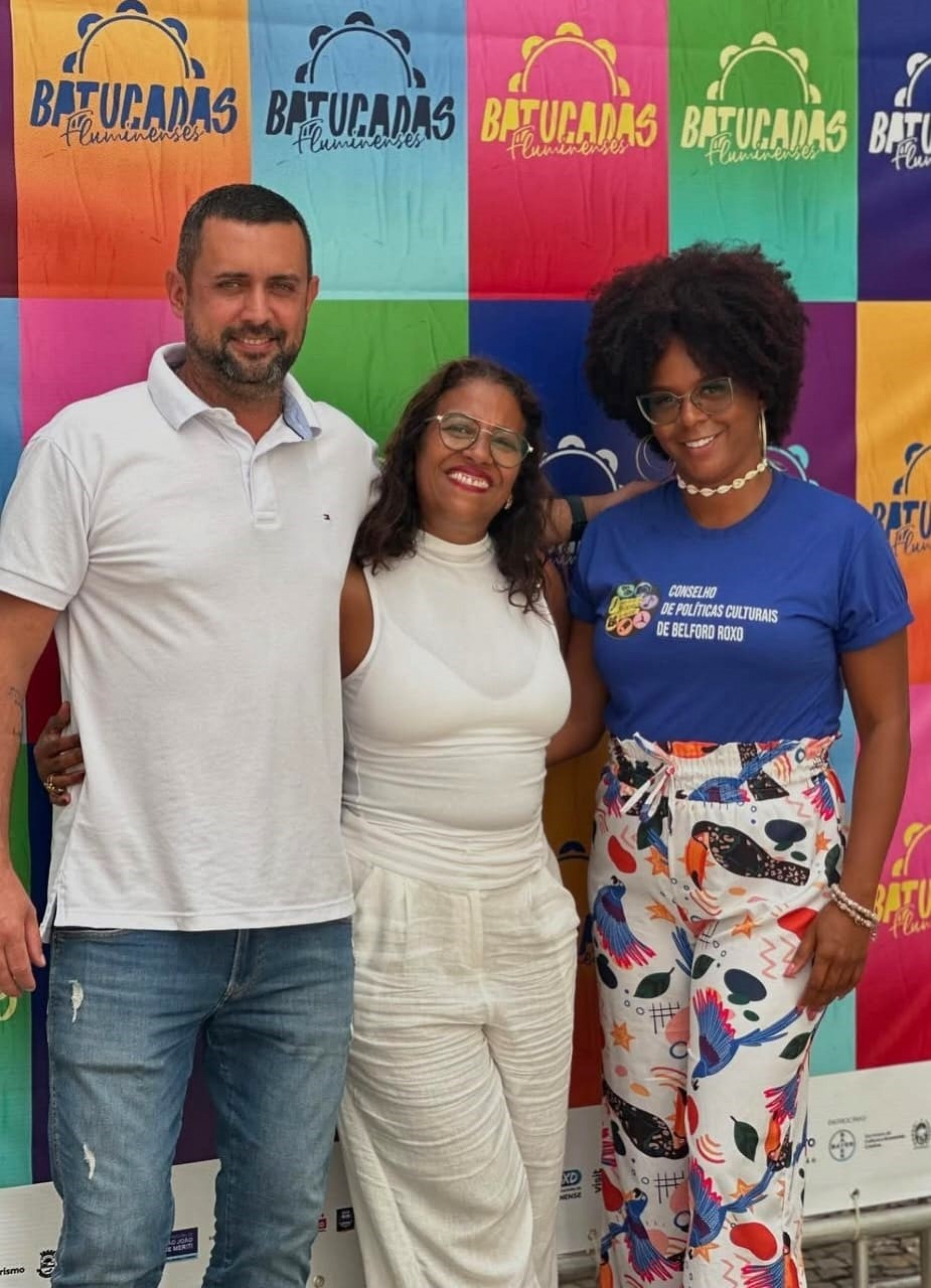 Raphael Vinícius com a CEO da espiral produções, responsável pelo projeto, e Gisele Cruz, membro do Conselho de Cultura de Belford Roxo