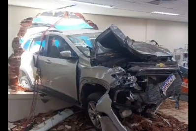 Carro invade hospital e deixa seis feridos em Minas Gerais