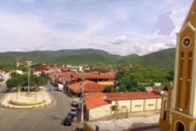 Com prefeito foragido, Choró revoga licitação de R$ 10 mi para 'festividades'