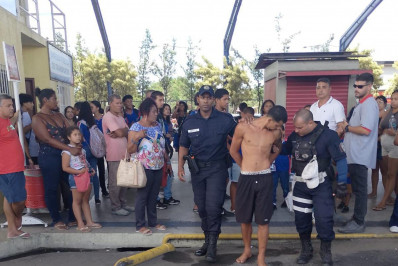 Confusão em rodoviária termina com homem preso pela Guarda Municipal em Itaipuaçu
