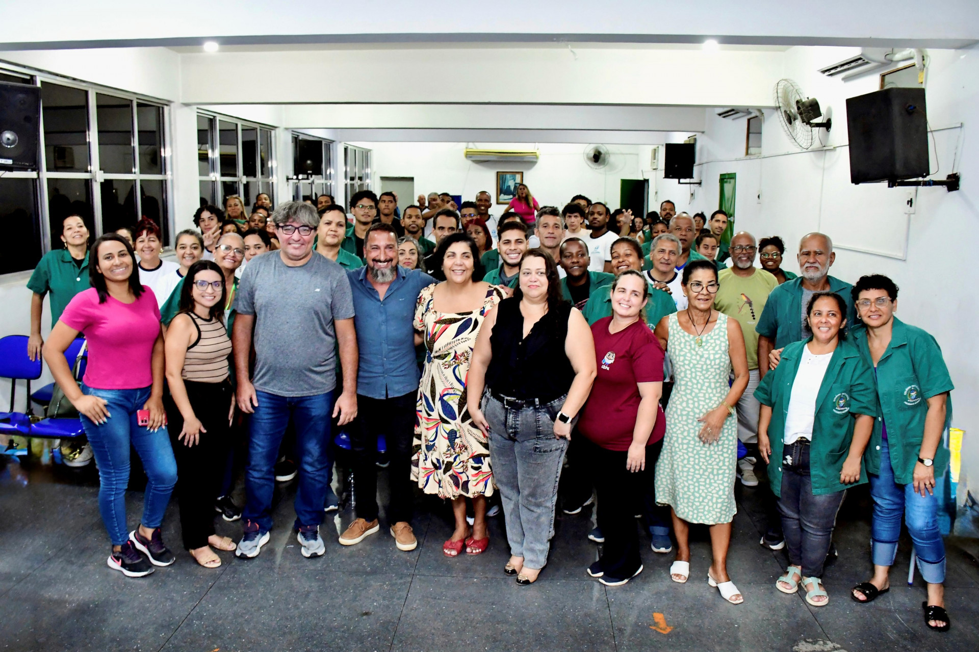 O secret&aacute;rio Flavio Gon&ccedil;alves com alunos e professores do Presidente Kennedy - Jeovani Campos / PMBR