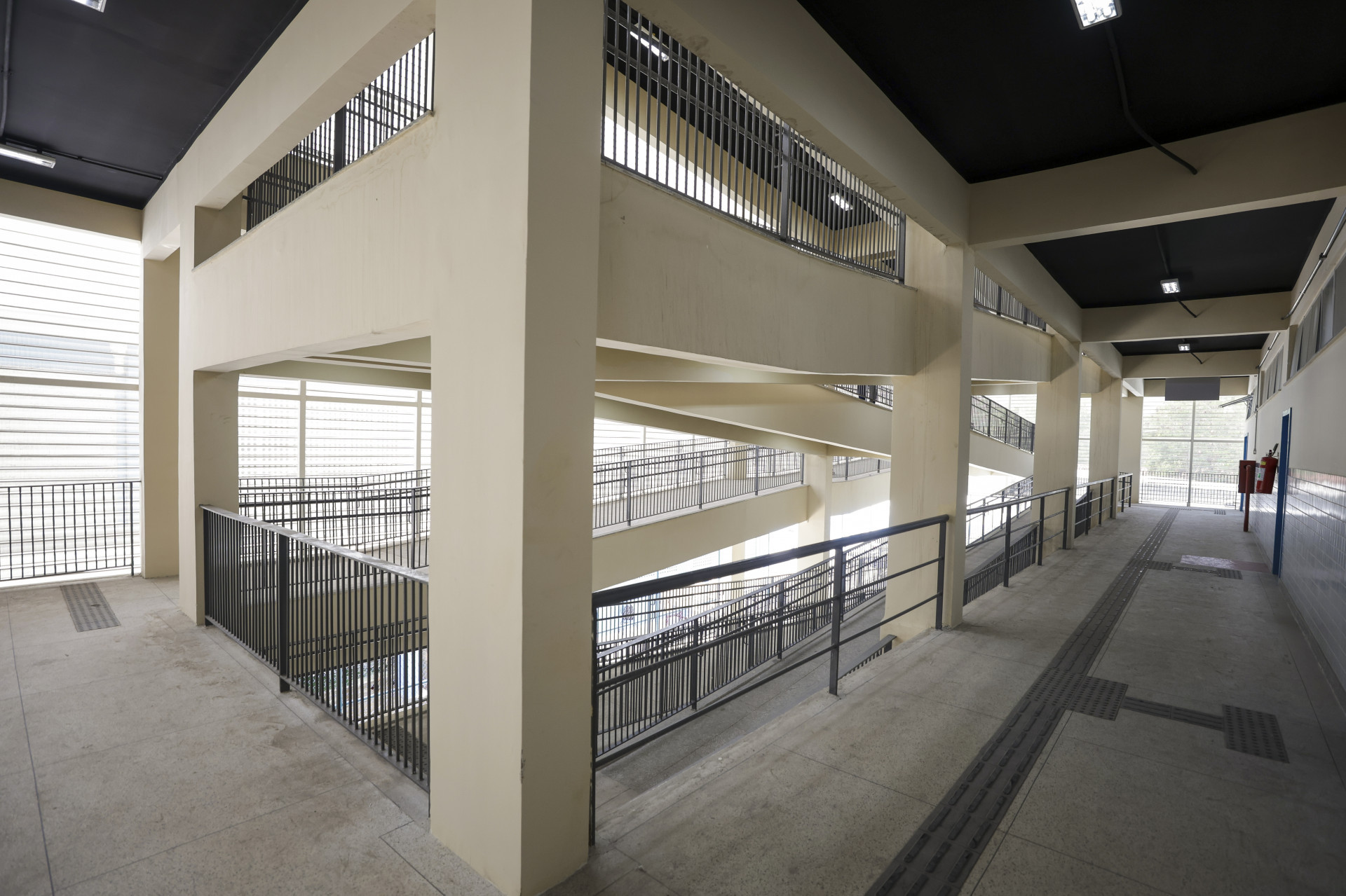 A unidade tem quatro pavimentos, 16 salas climatizadas com capacidade para 40 alunos cada - Divulga&ccedil;&atilde;o/Governo do Estado/Rafael Campos