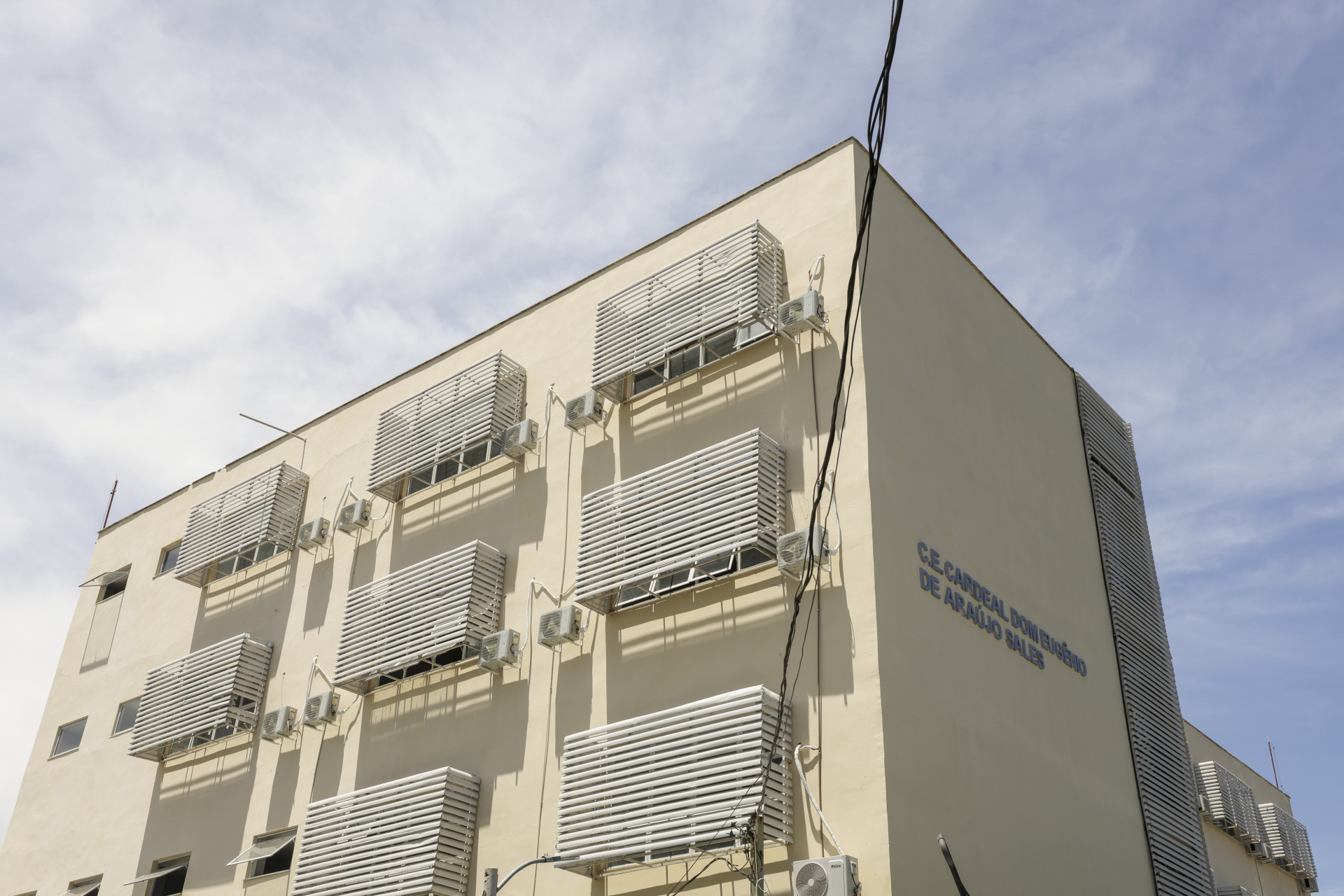 A unidade tem quatro pavimentos, 16 salas climatizadas com capacidade para 40 alunos cada - Divulga&ccedil;&atilde;o/Governo do Estado/Rafael Campos