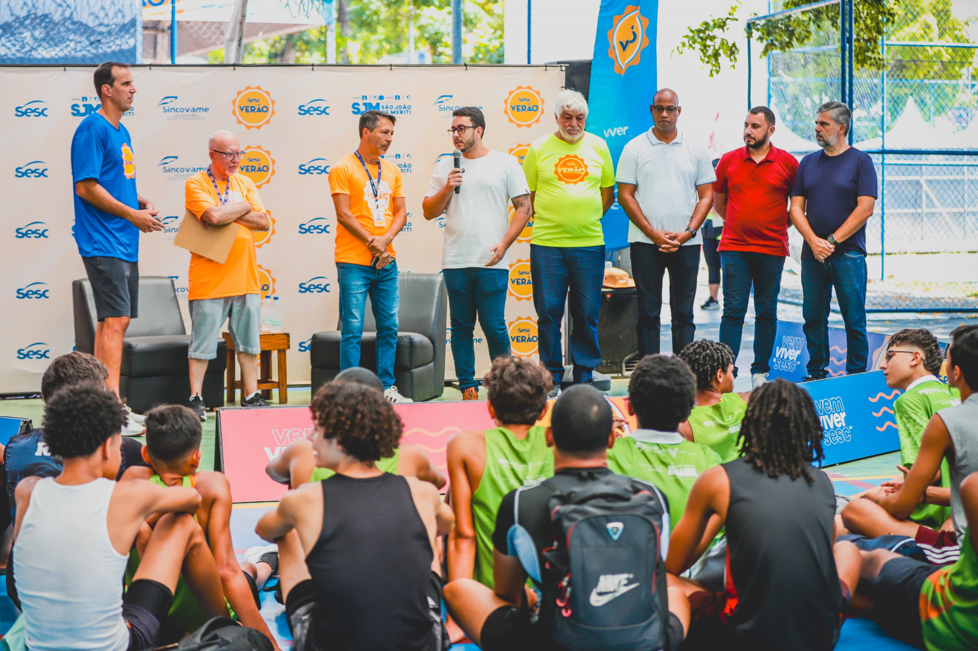 O  secret&aacute;rio municipal Leonardo Vieira (com microfone) participou da abertura do SESC Ver&atilde;o 2025 ao lado do gerente do SESC Meriti, Roberto Barcelos (esq) e o presidente da Sincovame, S&eacute;rgio Claro (dir) - Gilberto Rocha