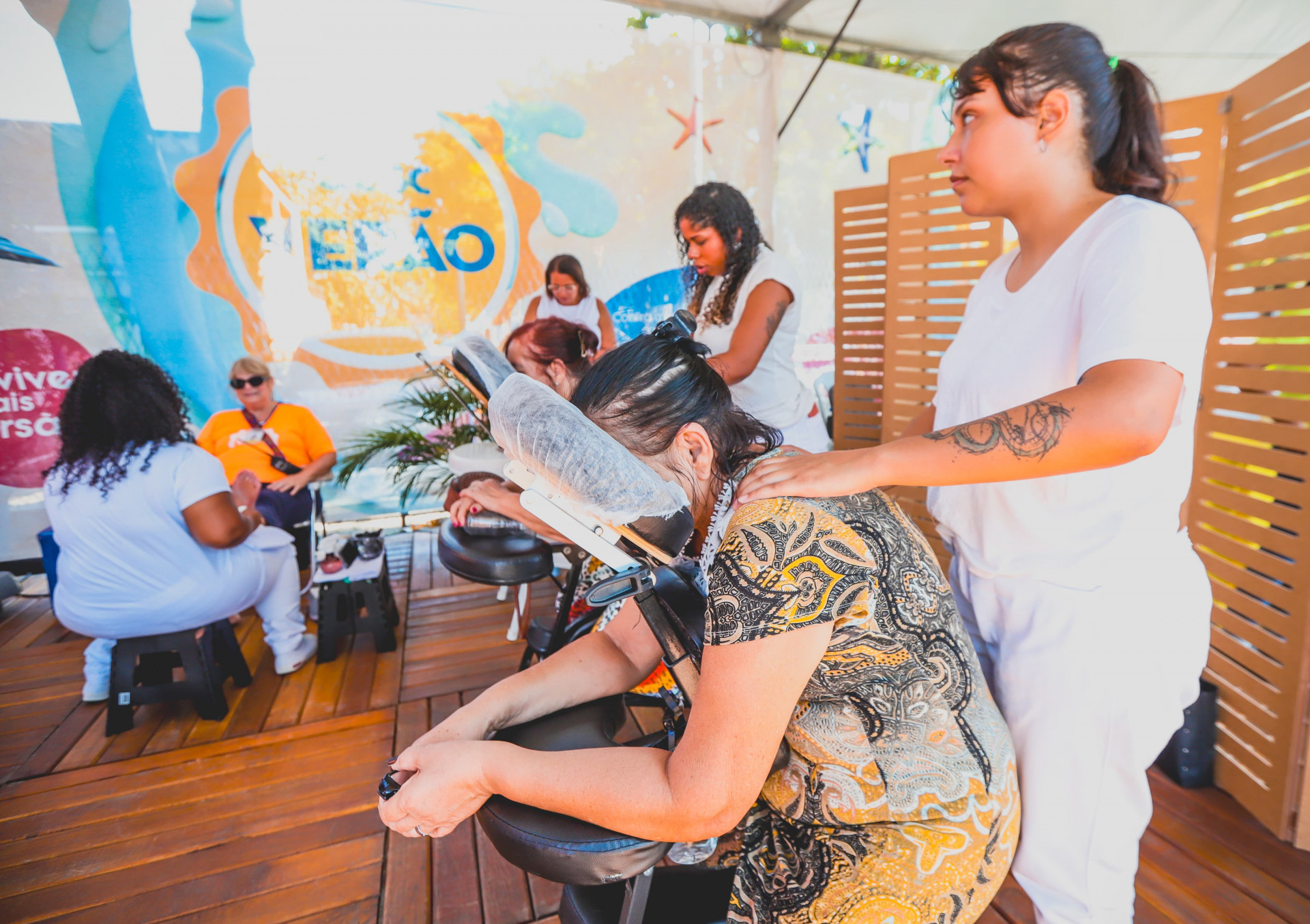Na &aacute;rea da sa&uacute;de, o p&uacute;blico aproveitou a equipe de massoterapia para relaxar no evento - Gilberto Rocha