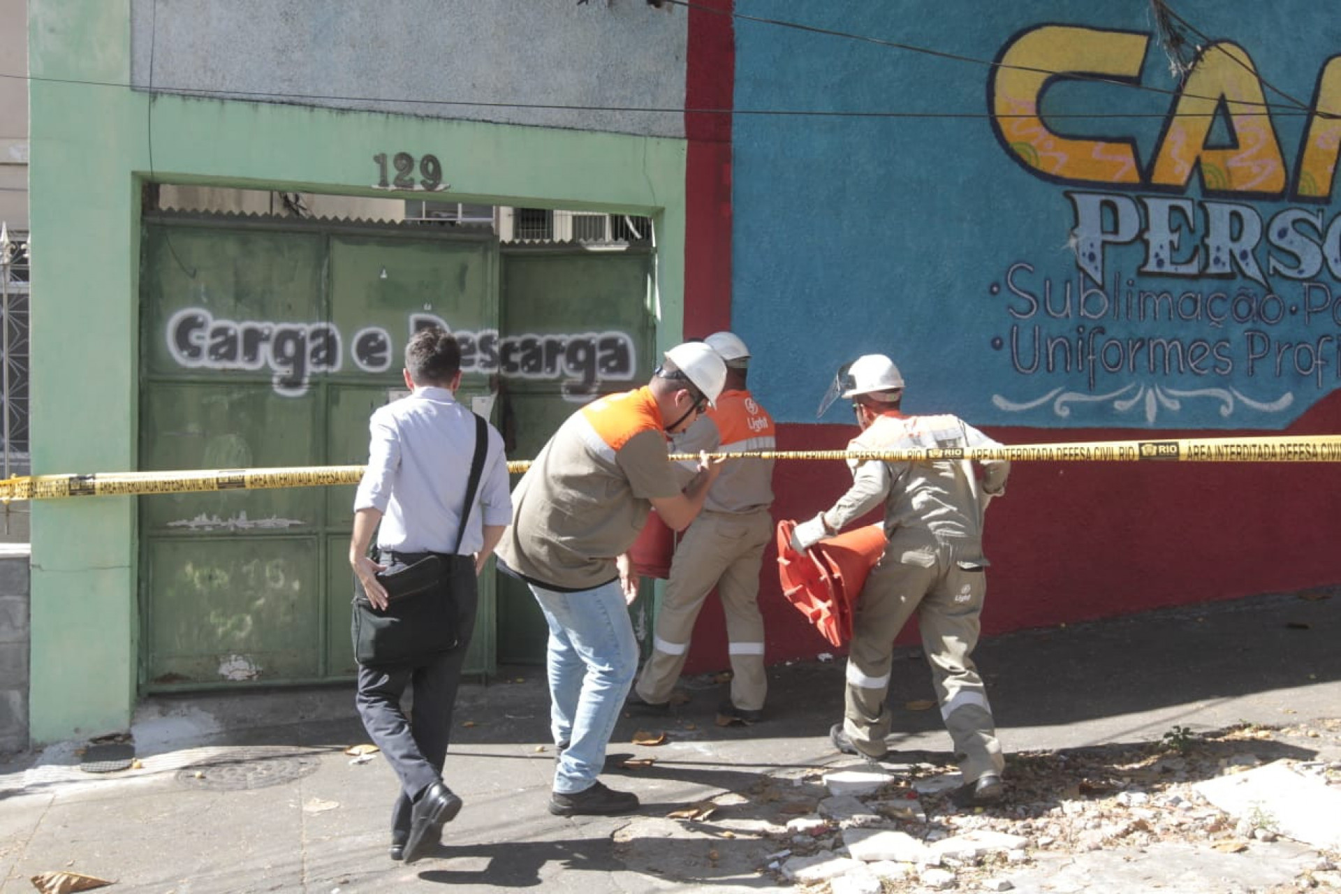 Representantes da Light apoiam per&iacute;cia da Pol&iacute;cia Civil para saber se houve furto de energia - Reginaldo Pimenta / Ag&ecirc;ncia O Dia